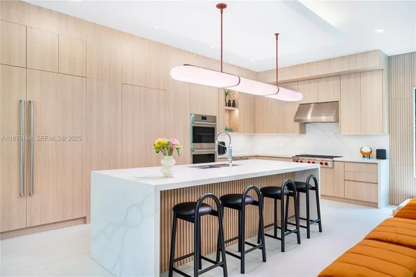 a view of an house with swimming pool and yard