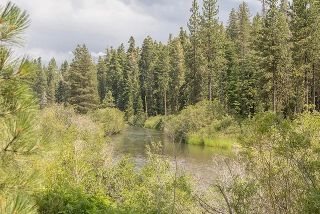 a view of entryway with wooden fence