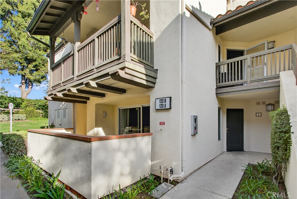 Great bottom floor location next to a quiet greenbelt.