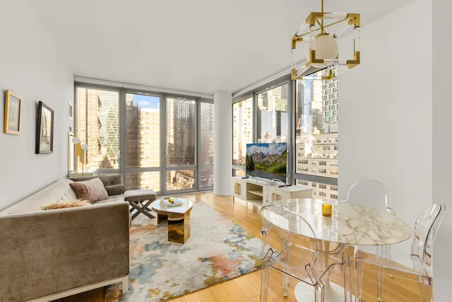 $6,950 | 310 West 52nd Street, Unit 17J | Hell's Kitchen