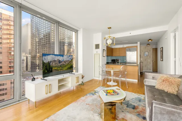 $6,950 | 310 West 52nd Street, Unit 17J | Hell's Kitchen