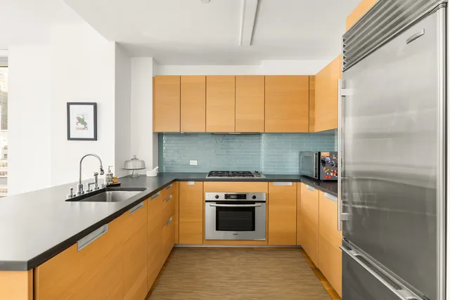 $6,950 | 310 West 52nd Street, Unit 17J | Hell's Kitchen
