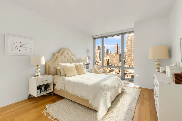 $6,950 | 310 West 52nd Street, Unit 17J | Hell's Kitchen