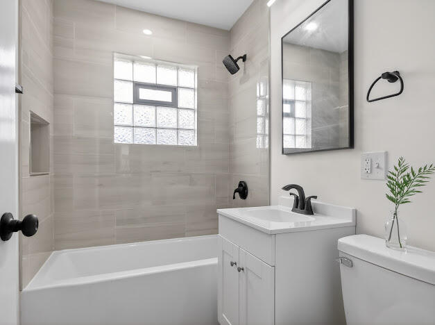 3955 North 79th Street Milwaukee, WI 53222 - Photo 14 of 31 Flawless Main Bath