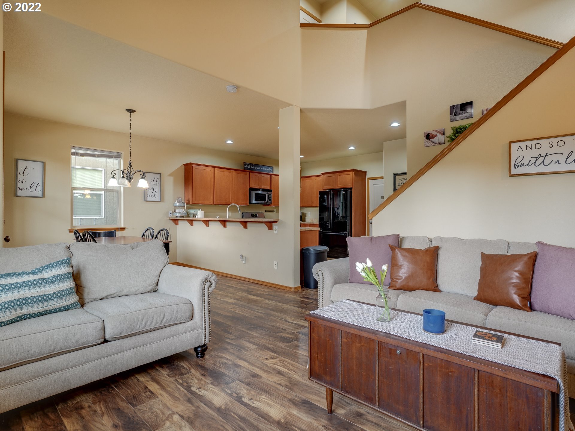40416 Dubarko Road Sandy, OR 97055 - Photo 7 of 29 a living room with furniture and kitchen view