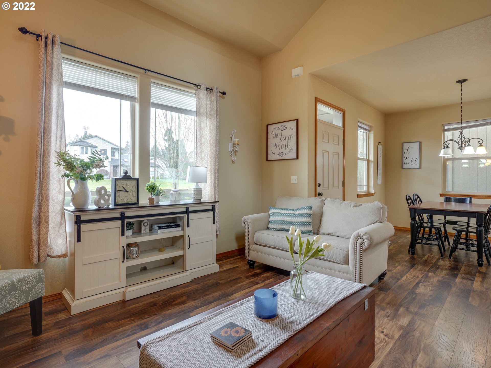 40416 Dubarko Road Sandy, OR 97055 - Photo 8 of 29 a living room with furniture and wooden floor