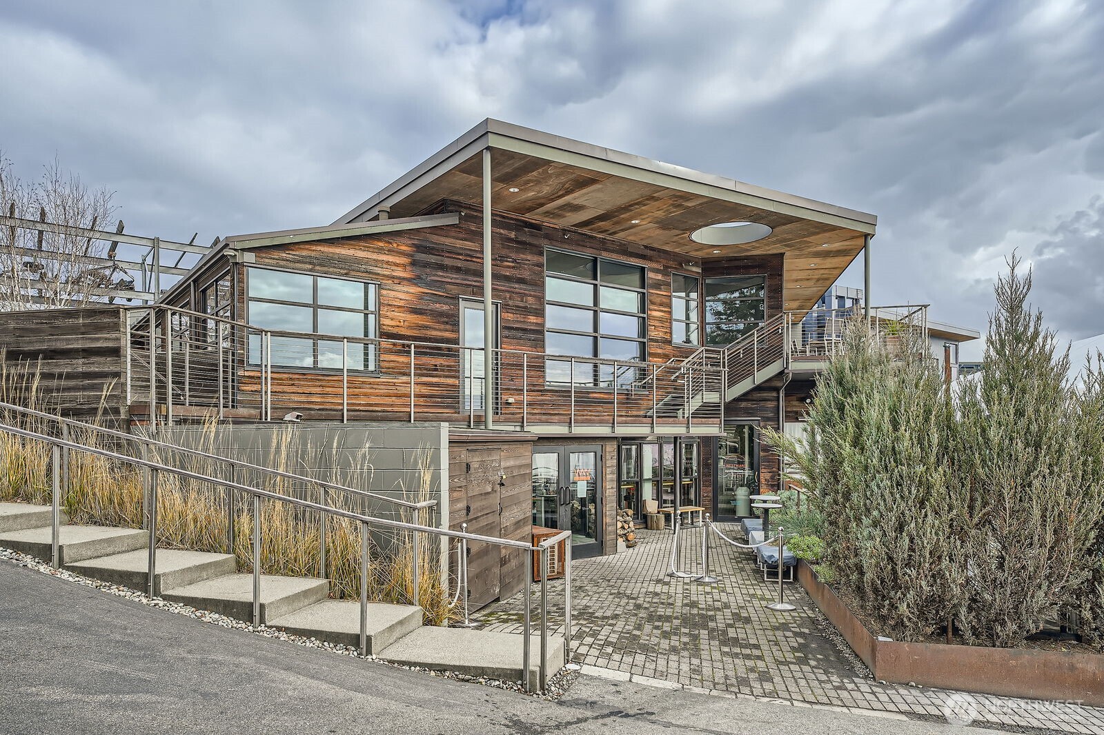 2309 North Northlake Way, Unit 5 Seattle, WA 98103 - Photo 14 of 39 a front view of a house