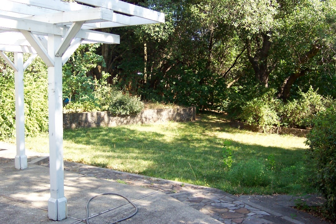2013 South Ridge Drive Redding, CA 96003 - Photo 4 of 11 Back Yard