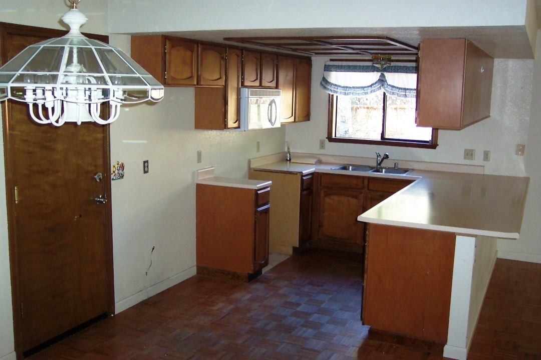 2013 South Ridge Drive Redding, CA 96003 - Photo 8 of 11 Kitchen