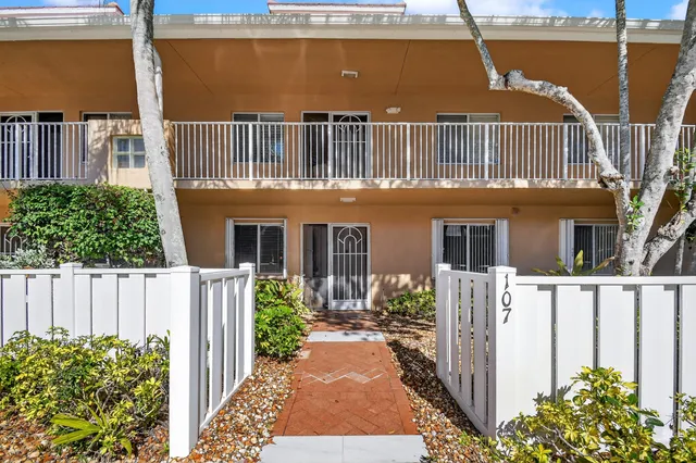 $275,000 | 5951 Regal Glen Drive, Unit 107, Boynton Beach, FL 33437