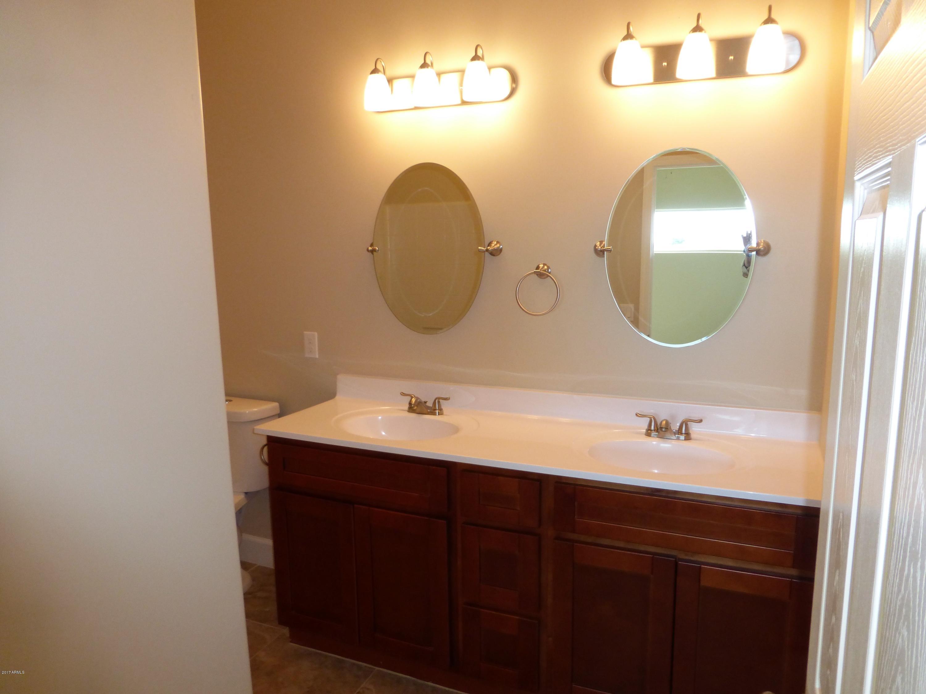 2710 East Roeser Road Phoenix, AZ 85040 - Photo 8 of 12 Master Bath