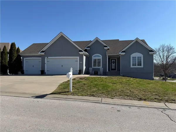 $425,000 | 906 Northwest Magnolia Lane, Grain Valley, MO 64029