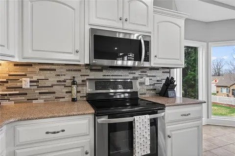 $425,000 | 906 Northwest Magnolia Lane, Grain Valley, MO 64029