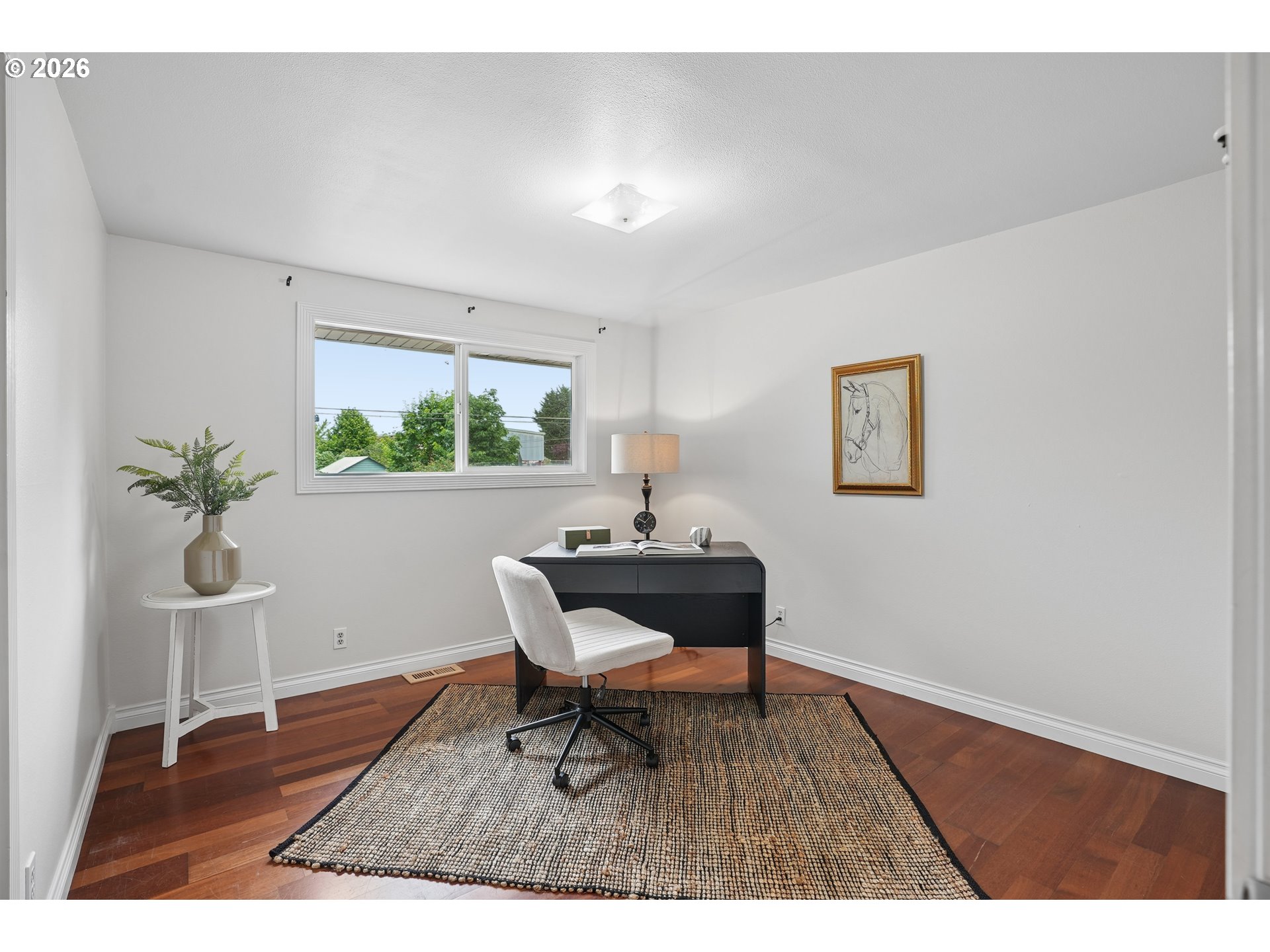 992 South South End Road Oregon City, OR 97045 - Photo 21 of 38 a workspace with furniture and a potted plant