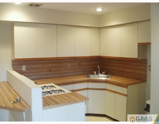 160 Evergreen Road, Unit 8A 8A Edison, NJ 08837 - Photo 4 of 8 Gallery Image 4