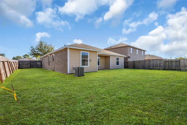 a view of a yard in front of house