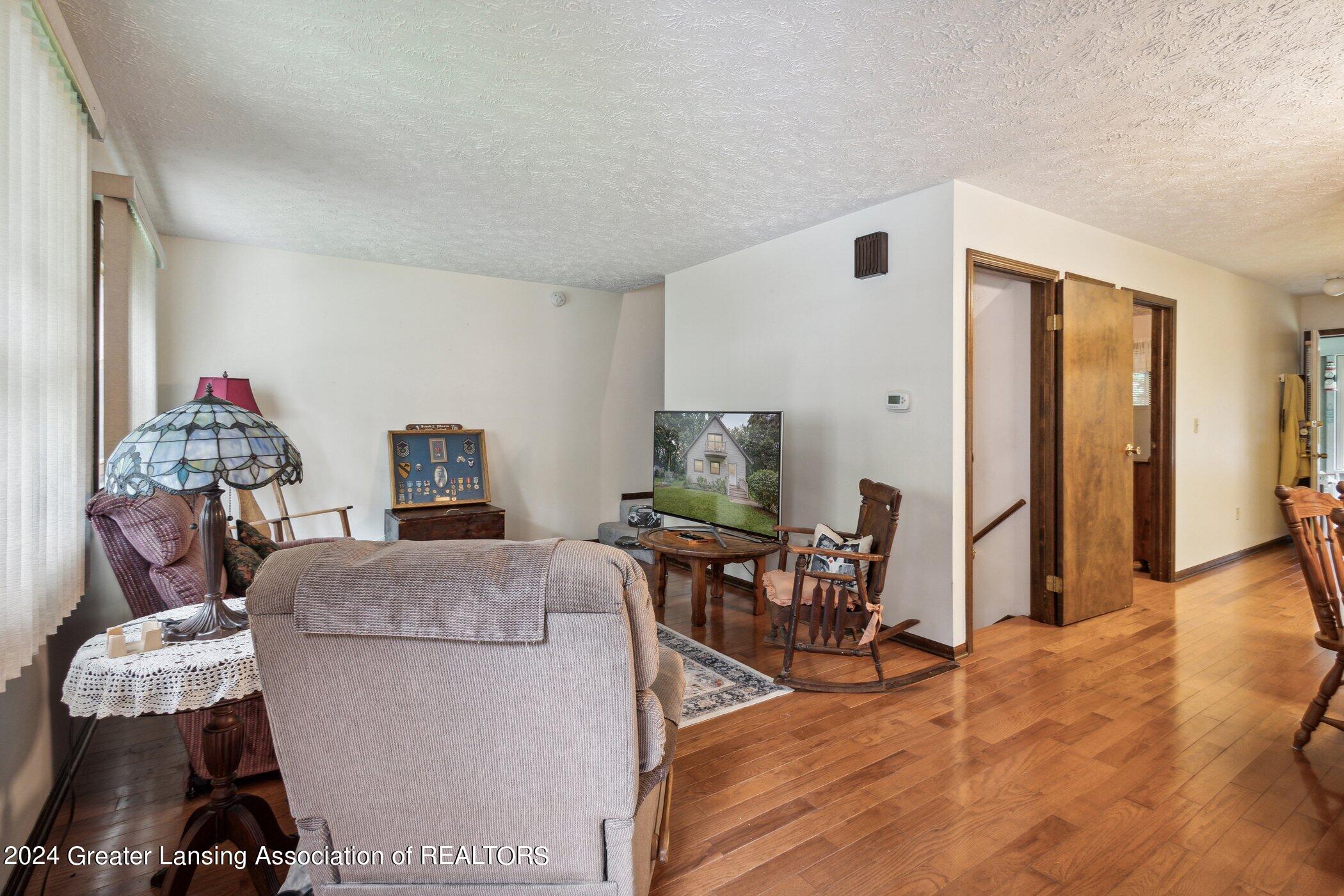 6291 Ridge Street Haslett, MI 48840 - Photo 5 of 31 Living Room
