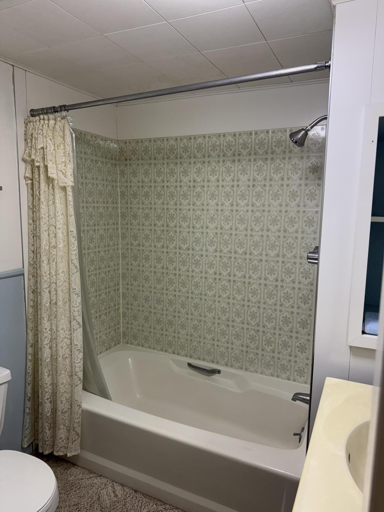 220 East Preuss Road Manistee, MI 49660 - Photo 18 of 28 Upper Bathroom