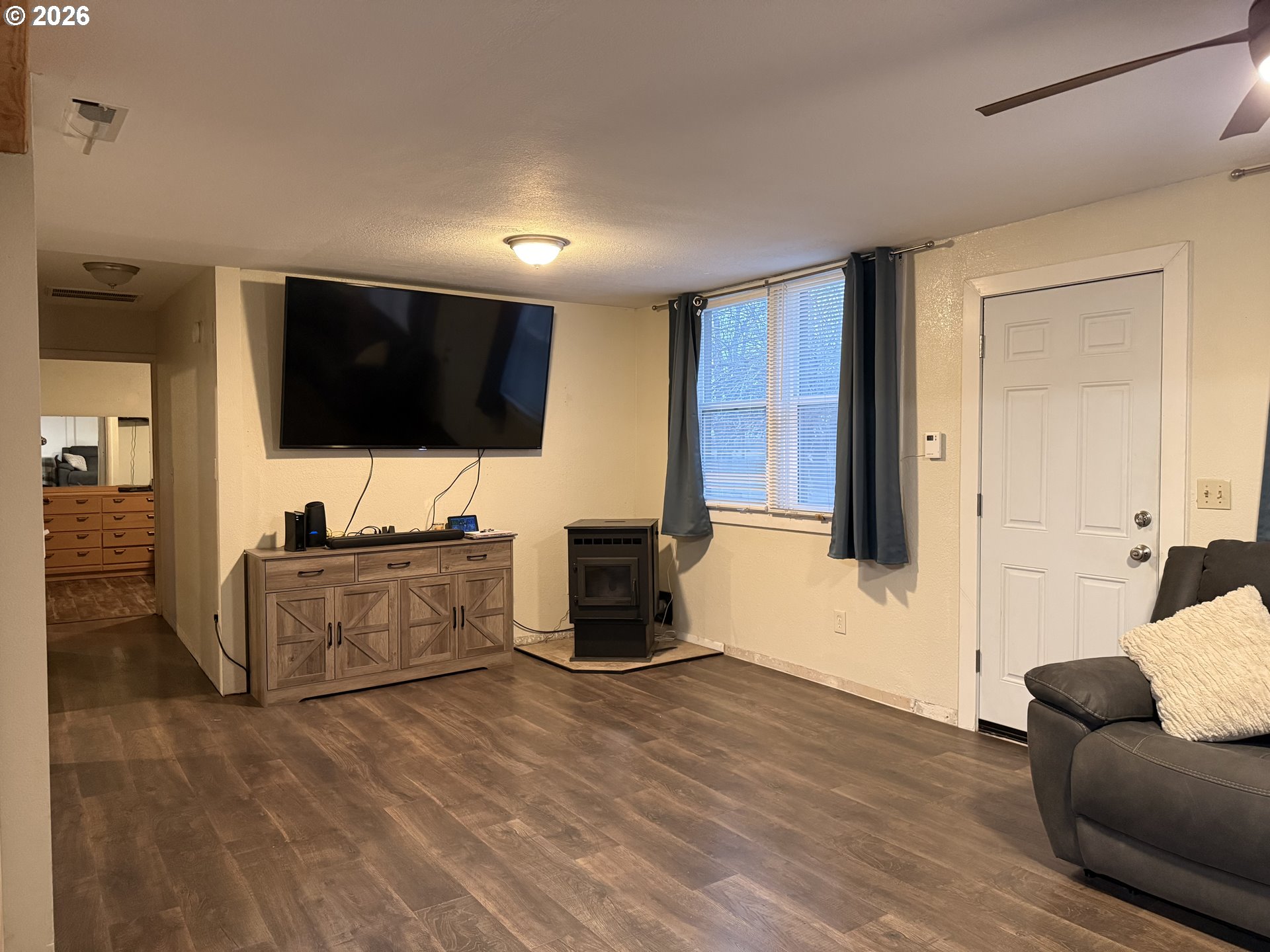 75840 Leezer Avenue Echo, OR 97826 - Photo 11 of 21 a living room with furniture and a flat screen tv