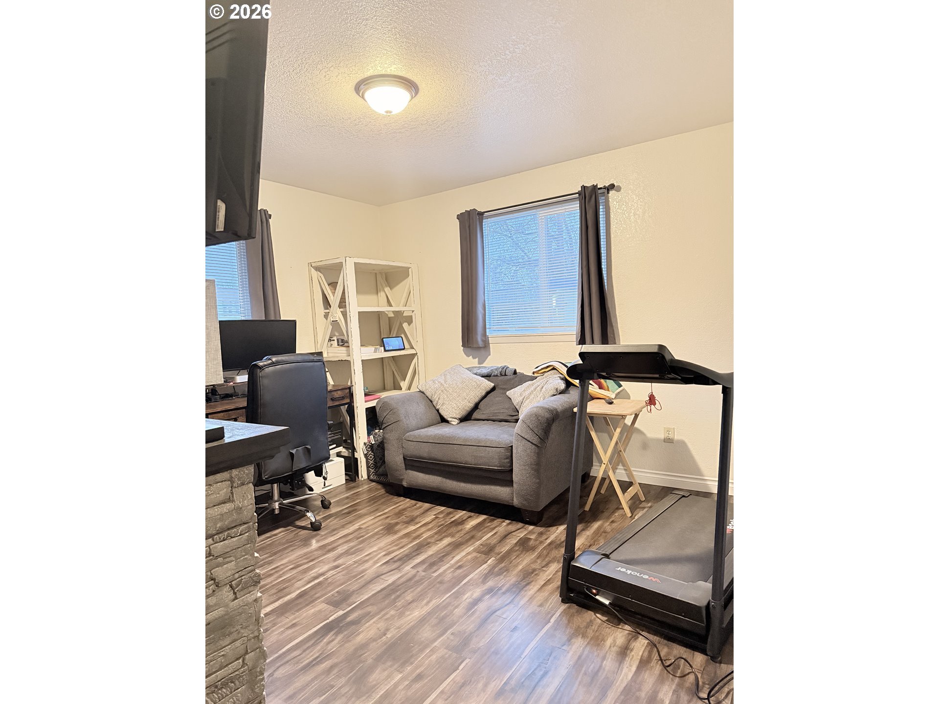 75840 Leezer Avenue Echo, OR 97826 - Photo 13 of 21 a living room with furniture and a window