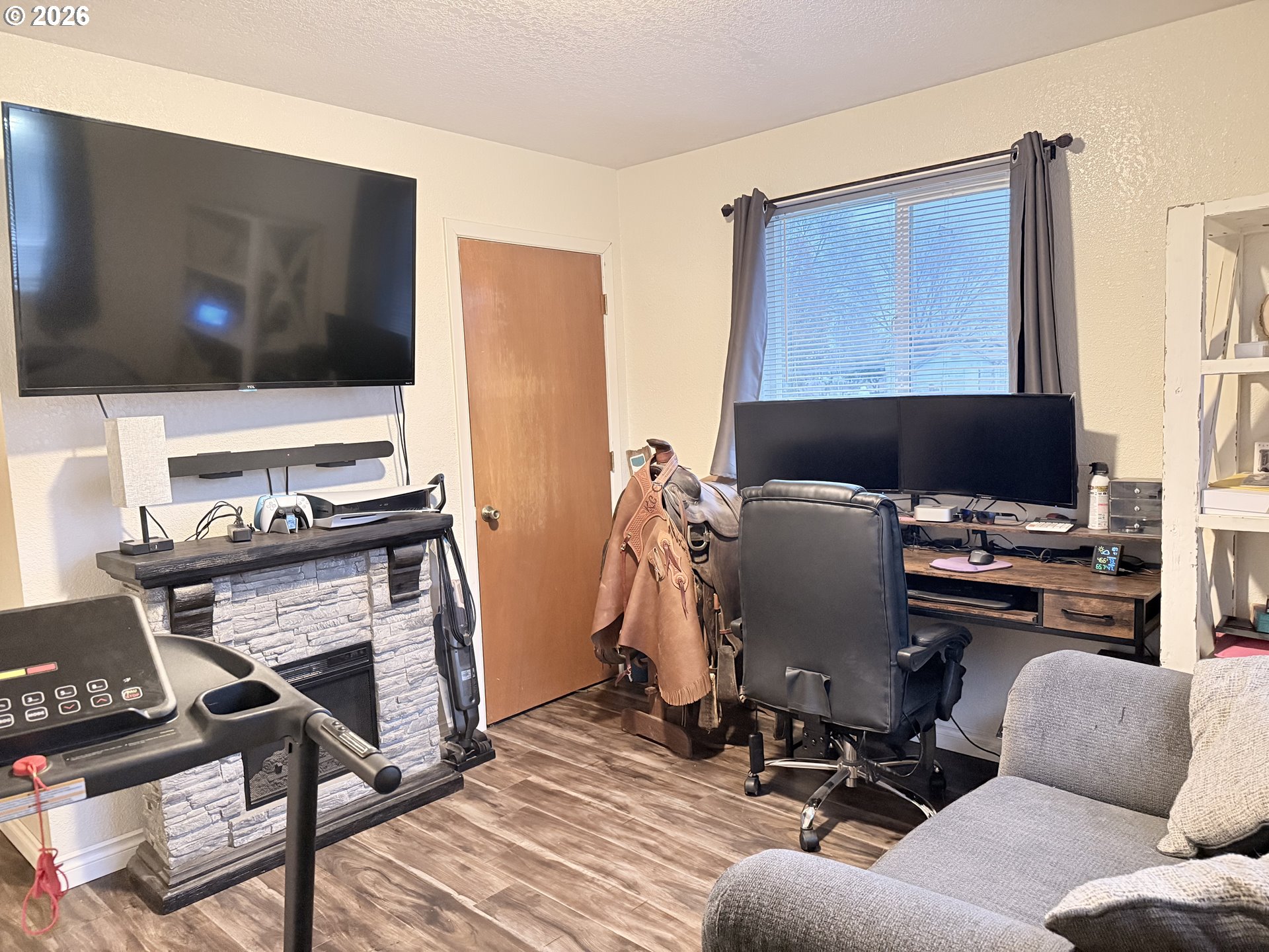 75840 Leezer Avenue Echo, OR 97826 - Photo 14 of 21 a living room with furniture and a flat screen tv