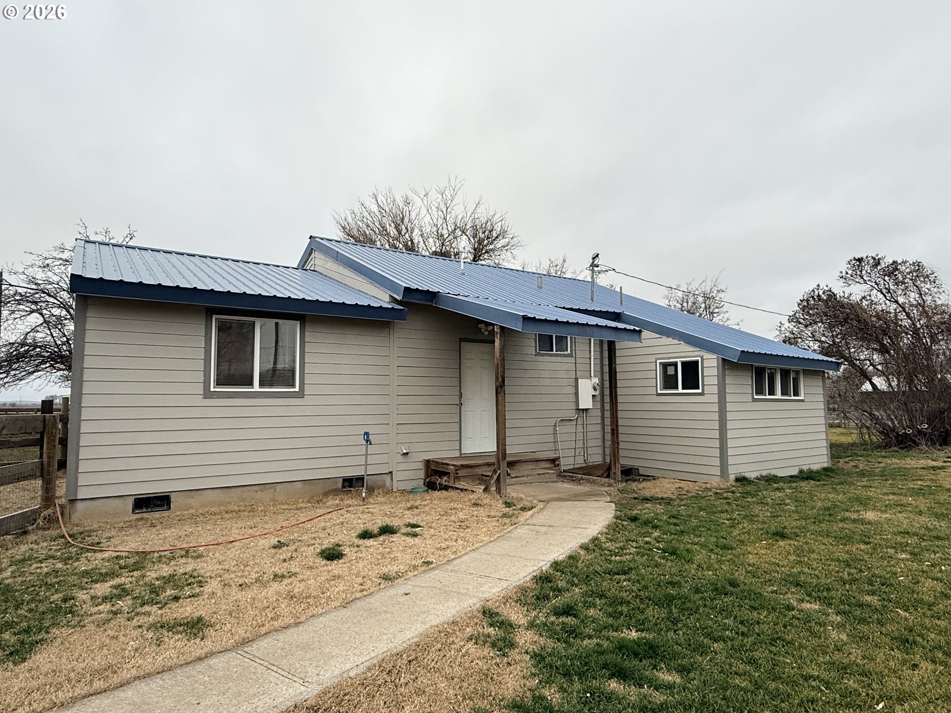 75840 Leezer Avenue Echo, OR 97826 - Photo 3 of 21 a backyard of a house