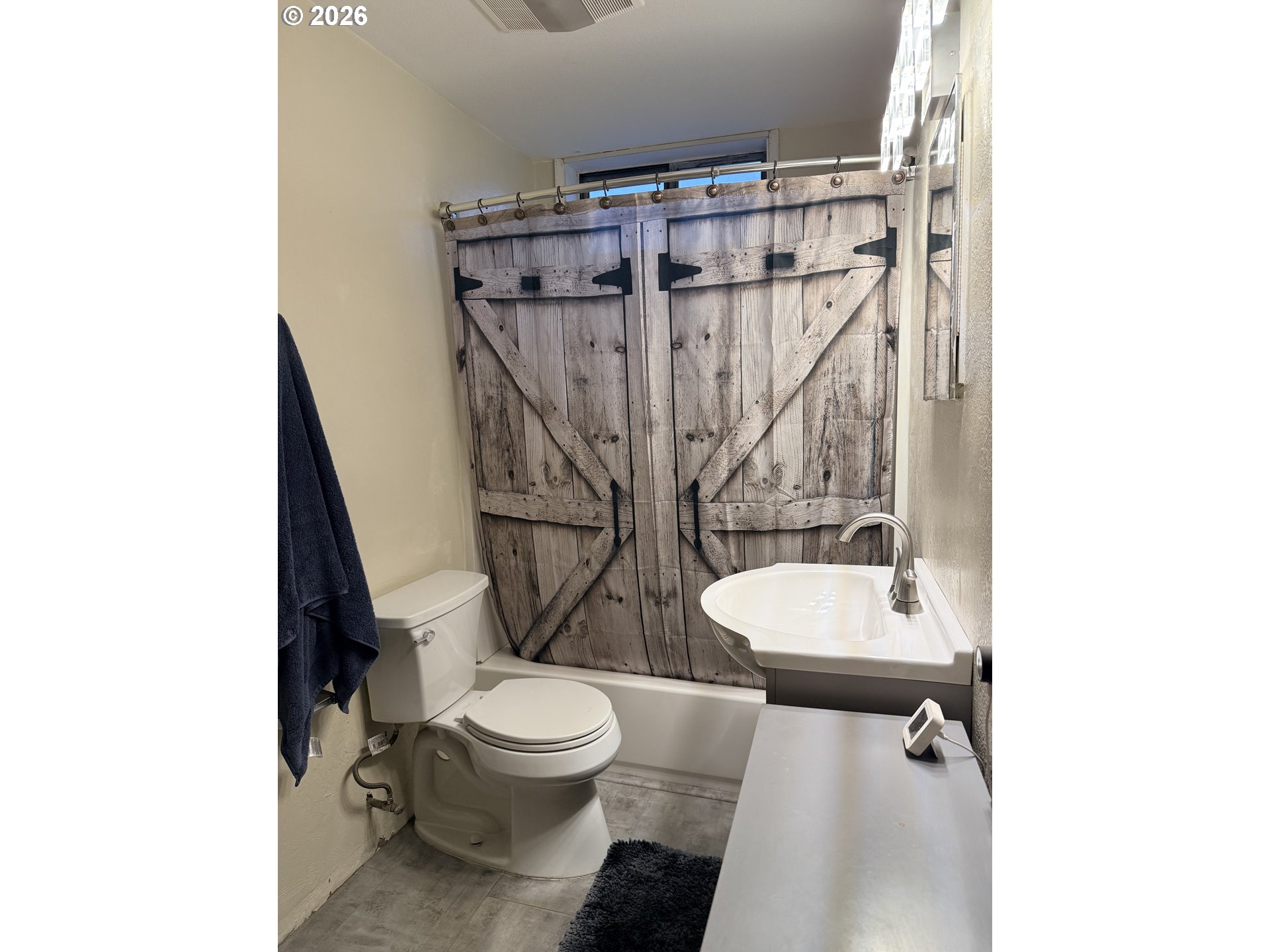 75840 Leezer Avenue Echo, OR 97826 - Photo 6 of 21 a bathroom with a toilet a sink and a mirror