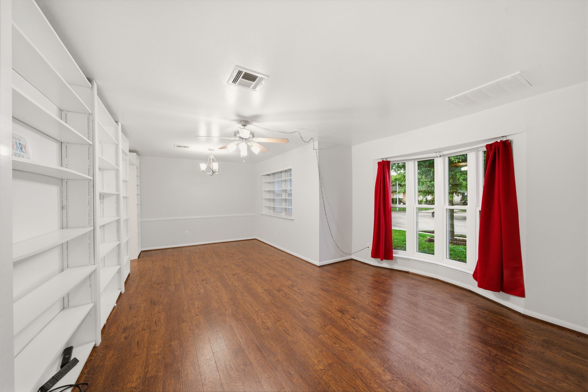 9718 Rathbone Drive Houston, TX 77031 - Photo 5 of 32 Right inside is the bright living with it's tall bay window.