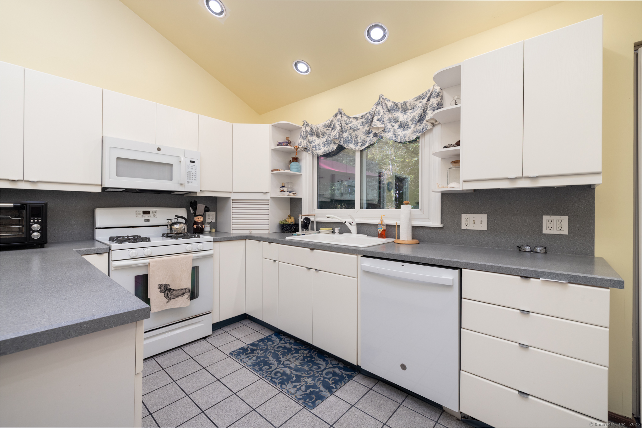 116 Bender Road Hamden, CT 06518 - Photo 8 of 35