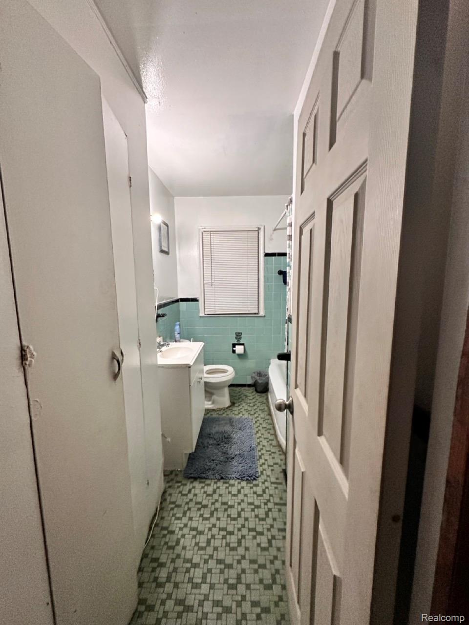 17845 Rowe Street Detroit, MI 48205 - Photo 5 of 13 IMG_1738 Large.jpeg