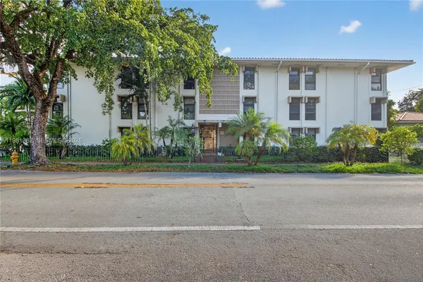$1,700 | 1600 South Le Jeune Road, Unit 6, Coral Gables, FL 33134