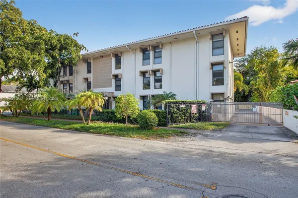 $1,700 | 1600 South Le Jeune Road, Unit 6, Coral Gables, FL 33134