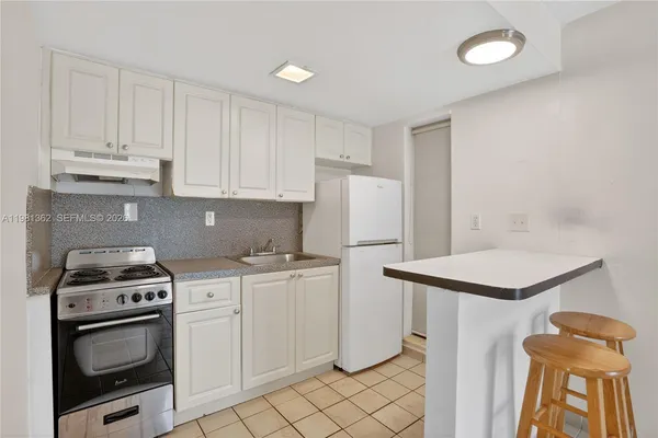 $1,700 | 1600 South Le Jeune Road, Unit 6, Coral Gables, FL 33134