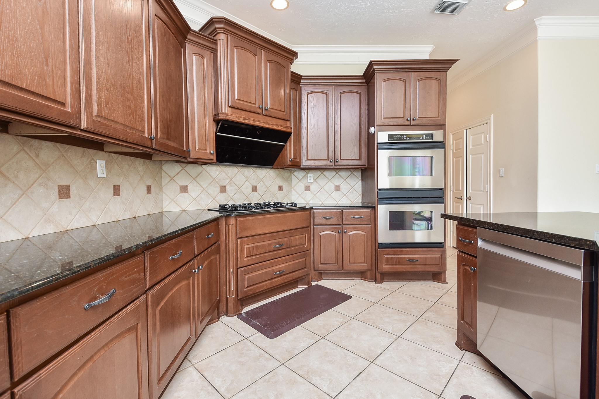 2510 Britton Ridge Drive Katy, TX 77494 - Photo 21 of 50 Full kitchen with a built in appliances