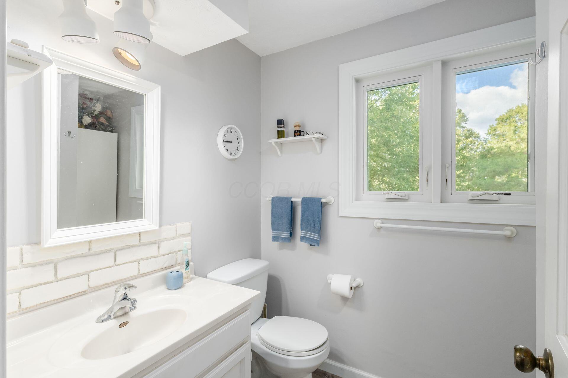 4220 Rutherford Road Powell, OH 43065 - Photo 31 of 53 2nd floor full bathroom