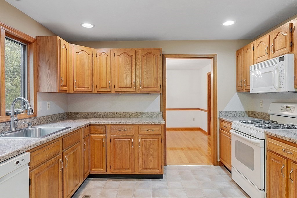 46 Raymond Way Ashland, MA 01721 - Photo 3 of 39 Gallery Image 3
