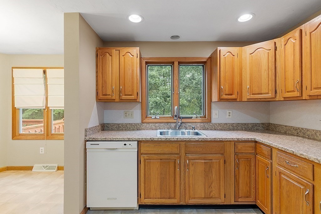 46 Raymond Way Ashland, MA 01721 - Photo 4 of 39 Gallery Image 4