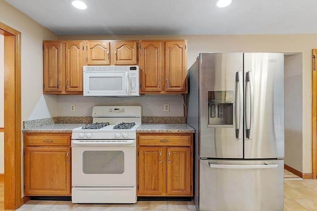 46 Raymond Way Ashland, MA 01721 - Photo 5 of 39 Gallery Image 5