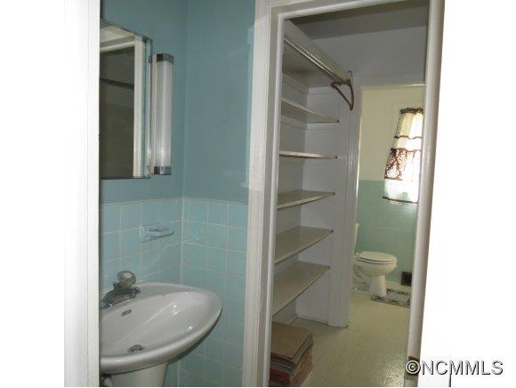 2005 Ratcliff Cove Road Waynesville, NC 28786 - Photo 9 of 20 a bathroom with a sink and mirror