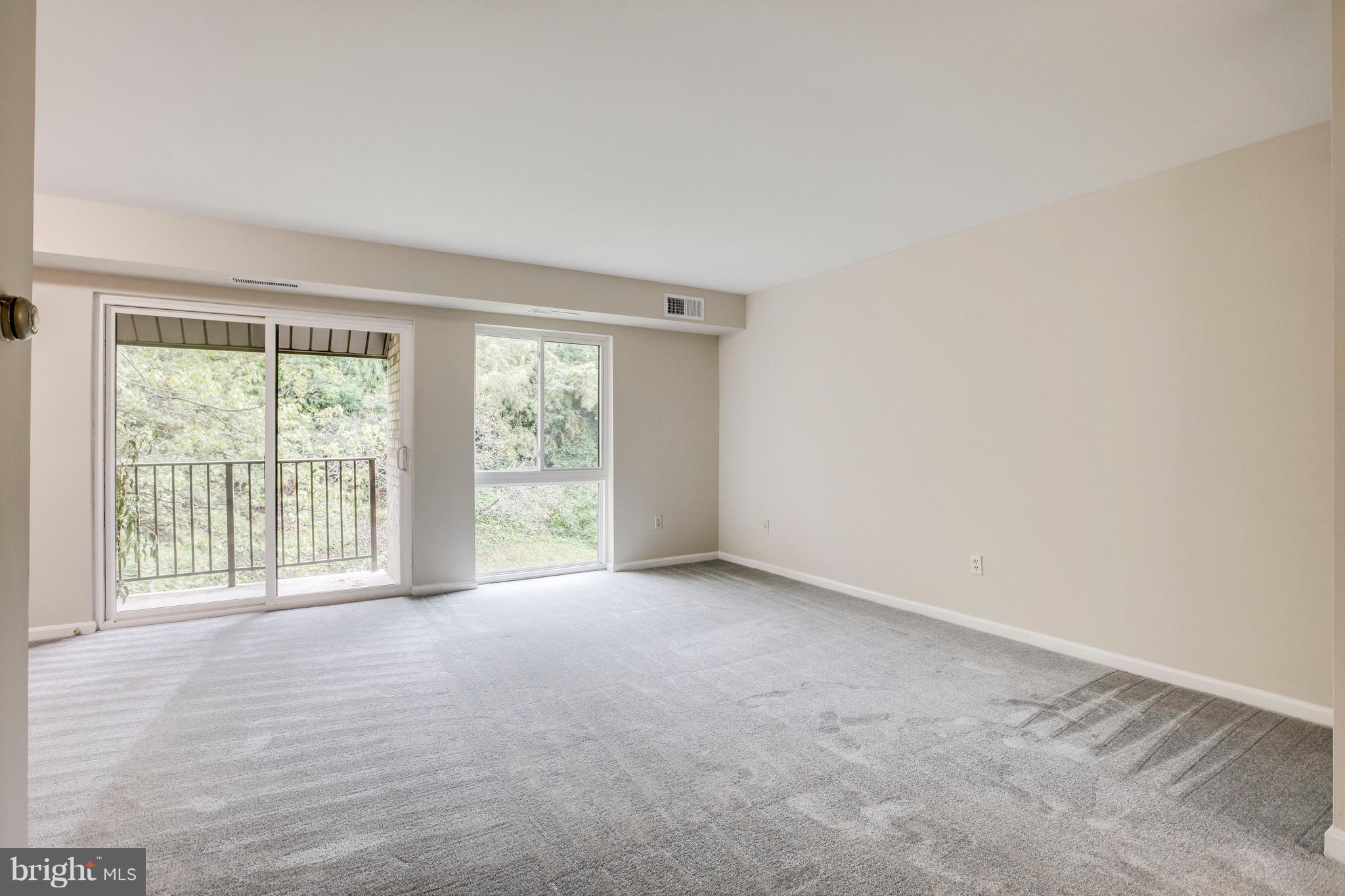 6155 Edsall Road, Unit O Alexandria, VA 22304 - Photo 7 of 25 Living Room