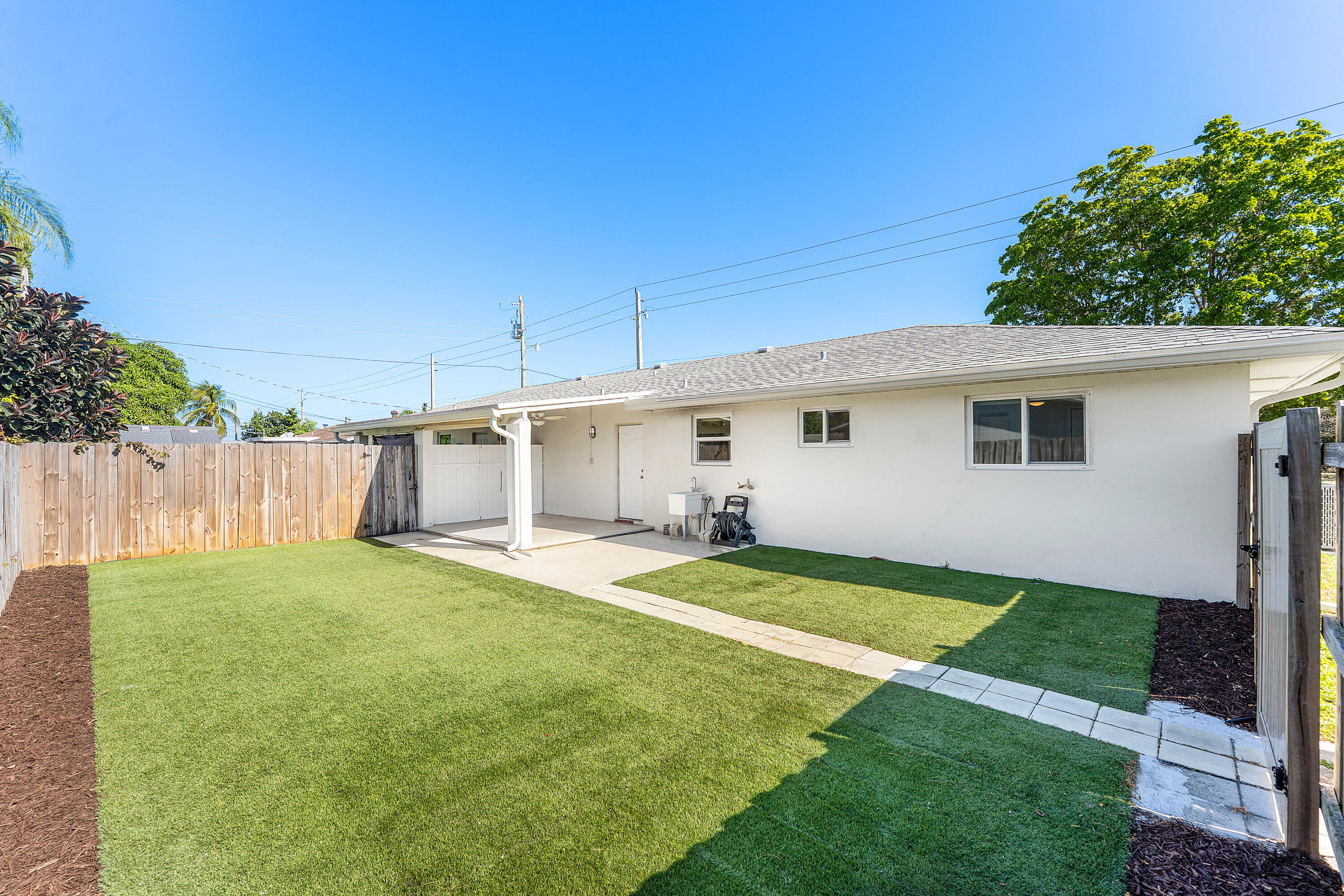 7643 Overlook Road Lake Worth, FL 33462 - Photo 21 of 29 backyard