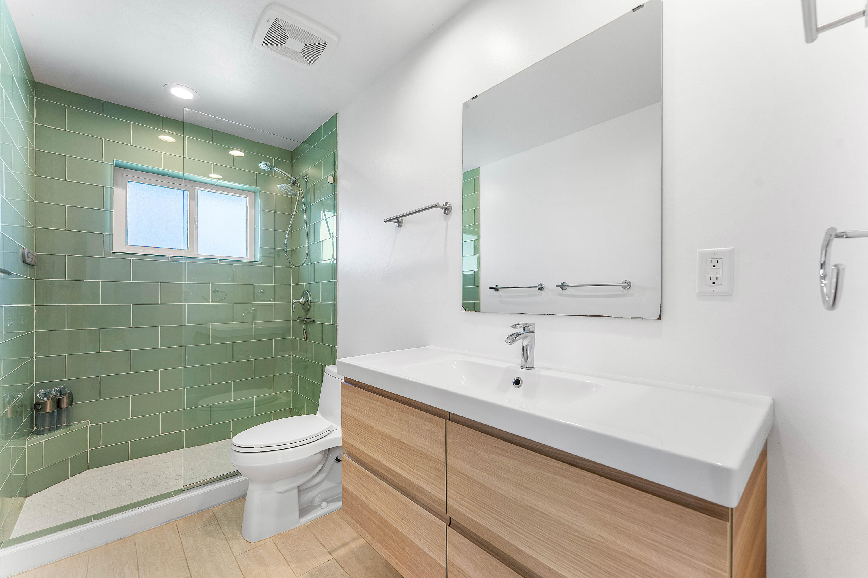 7643 Overlook Road Lake Worth, FL 33462 - Photo 10 of 29 bathroom