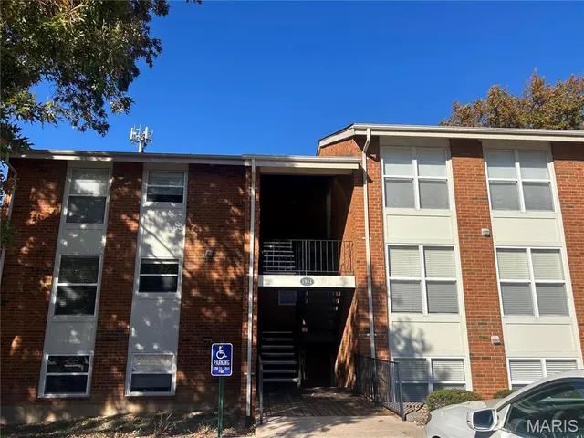 $1,795 | 1951 Greenpoint Drive, Unit 103, Kirkwood, MO 63122