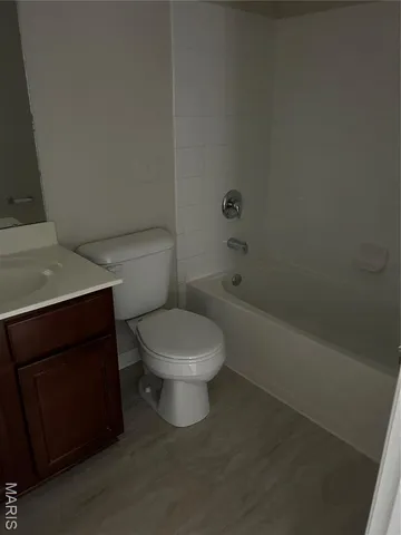 $1,795 | 1951 Greenpoint Drive, Unit 103, Kirkwood, MO 63122