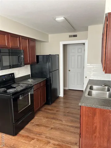 $1,650 | 1951 Greenpoint Drive, Unit 103, Kirkwood, MO 63122