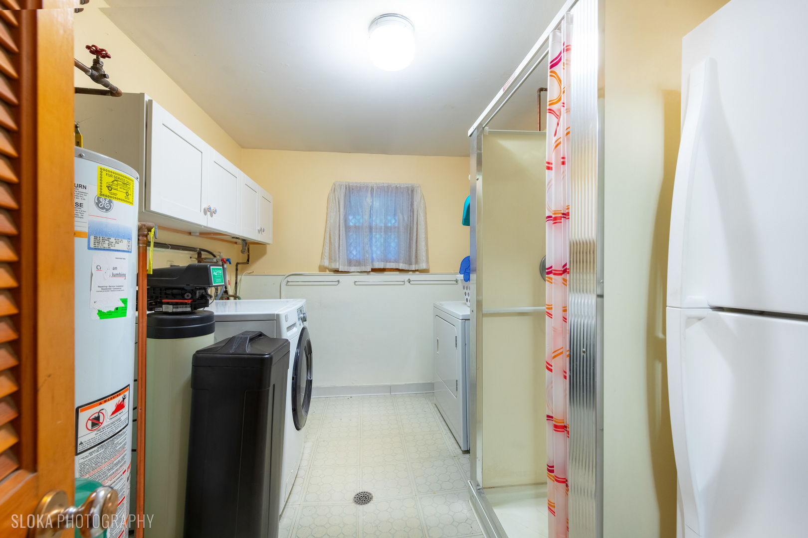 101 Clay Street Algonquin, IL 60102 - Photo 18 of 23 a room with refrigerator and washer