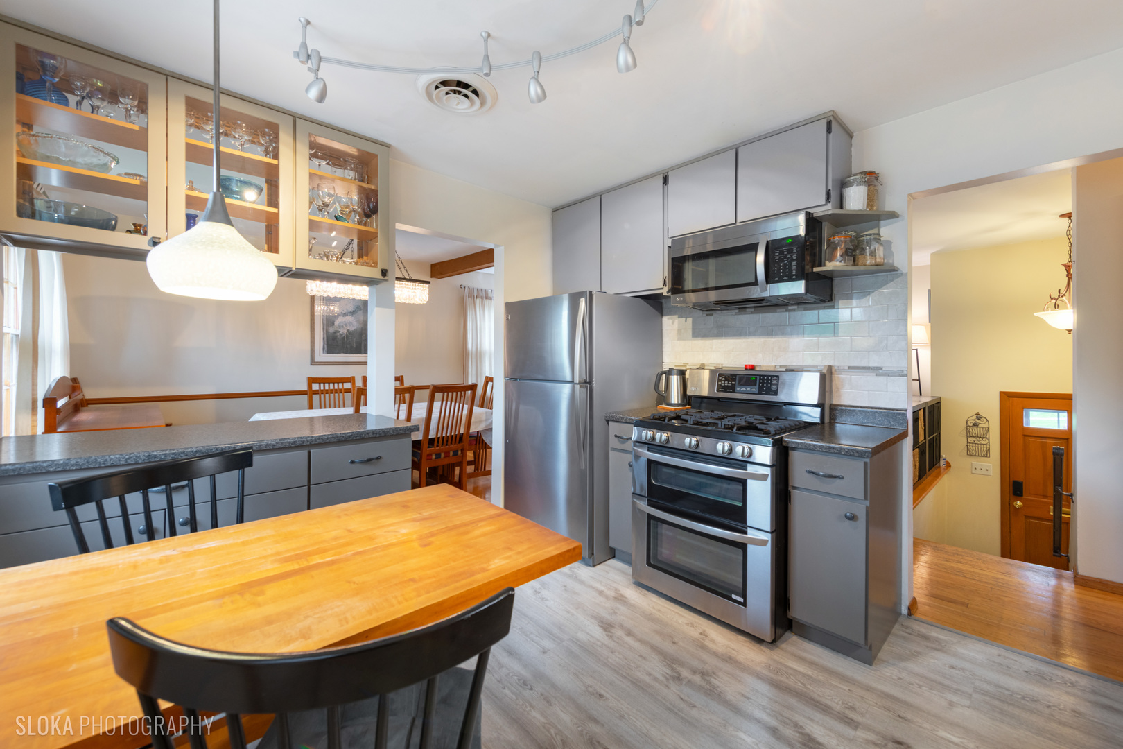 101 Clay Street Algonquin, IL 60102 - Photo 9 of 23 a kitchen with stainless steel appliances a stove a refrigerator and a dining table