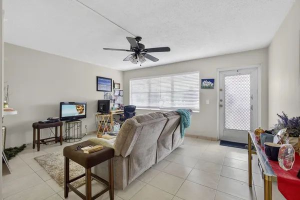 $1,250 | 16 Sussex A, Unit 16, West Palm Beach, FL 33417