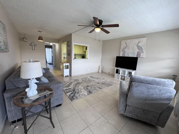 $1,250 | 16 Sussex A, Unit 16, West Palm Beach, FL 33417