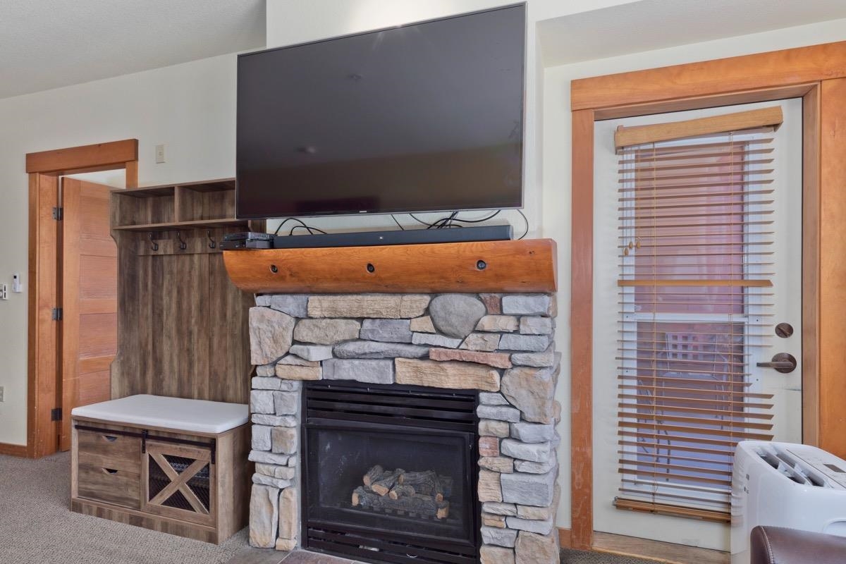 6201 Minaret Road, Unit 2215 Mammoth Lakes, CA 93546 - Photo 15 of 33 a room with fireplace